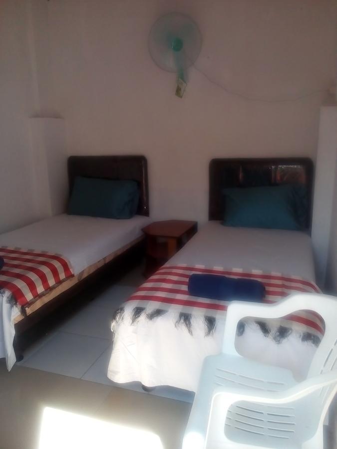 Izaac'S Bed & Breakfast Ловіна Екстер'єр фото