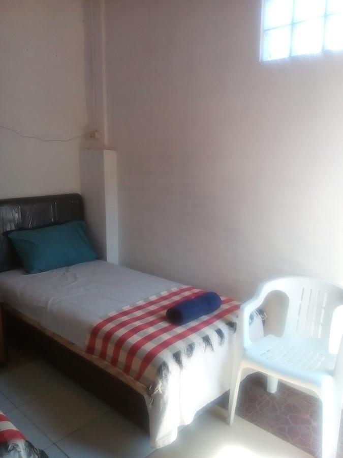 Izaac'S Bed & Breakfast Ловіна Екстер'єр фото