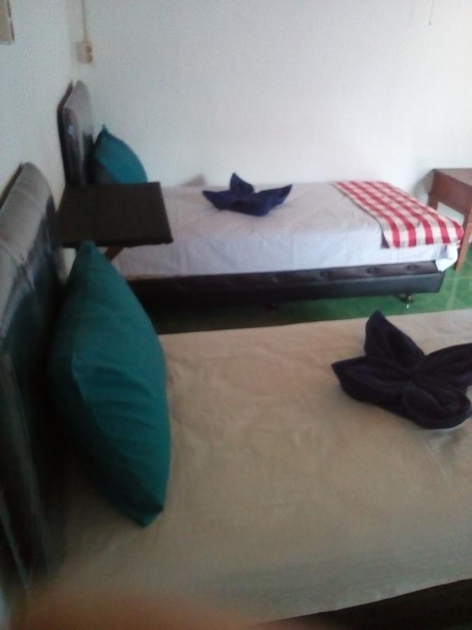 Izaac'S Bed & Breakfast Ловіна Екстер'єр фото